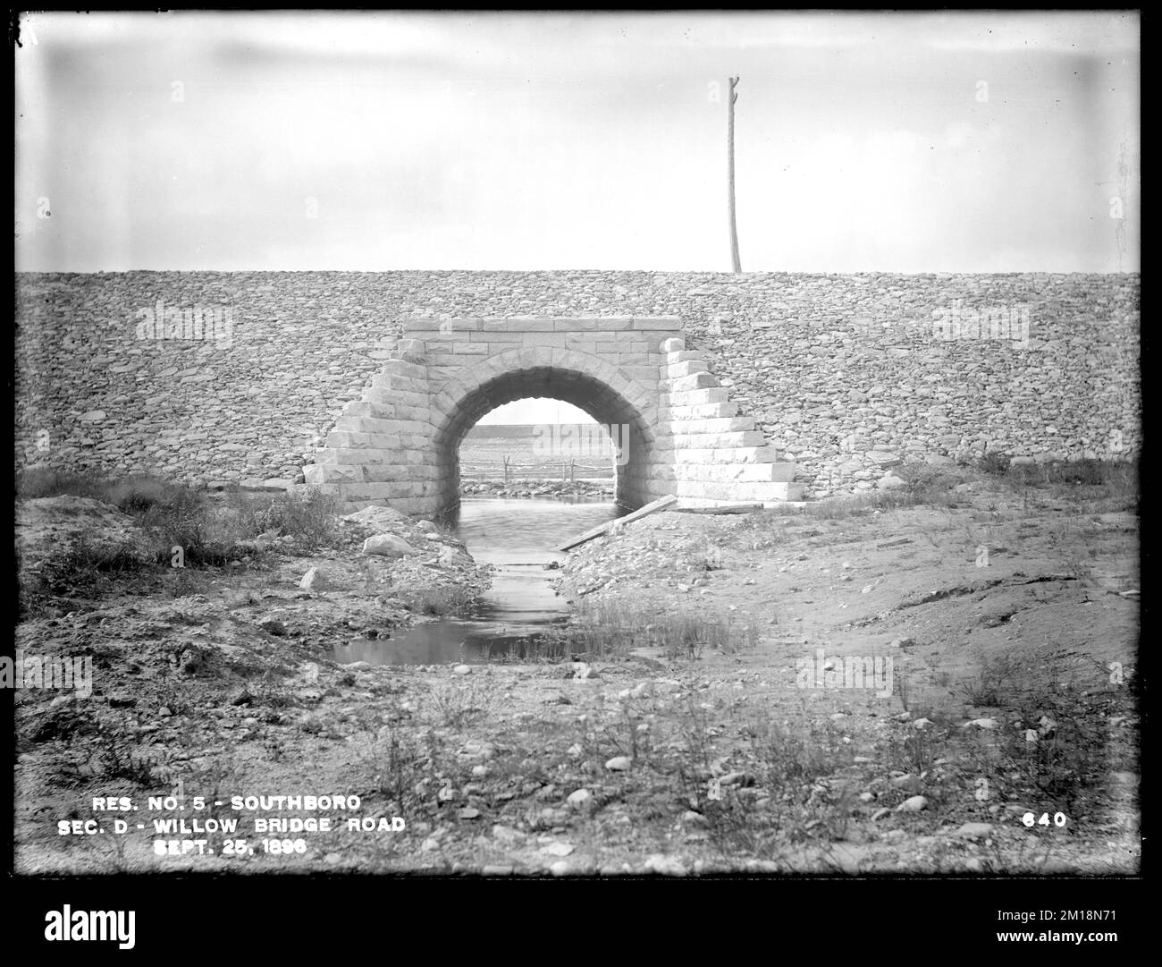Sudbury Reservoir, Sezione D, canale ad arco di pietra, Willow Bridge Road, da nord in Reservoir, Southborough, Mass., 25 settembre 1896 , acquedotto, serbatoi strutture di distribuzione di acqua, cantieri edili, fognature Foto Stock
