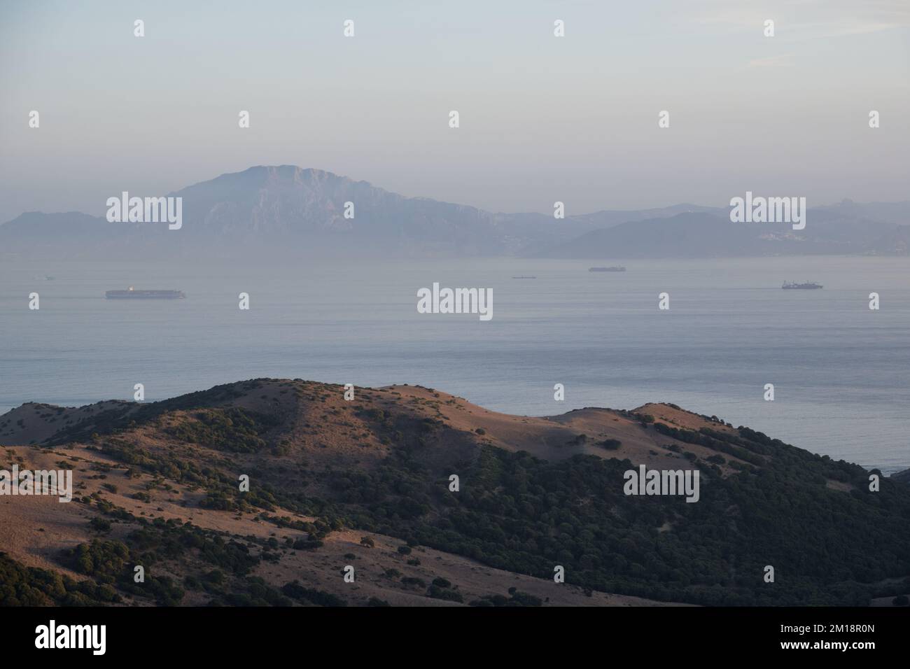 Lo stretto di Gibilterra, collega l'Oceano Atlantico al Mar Mediterraneo e separa la penisola iberica in Europa dal Marocco in Africa. Foto Stock