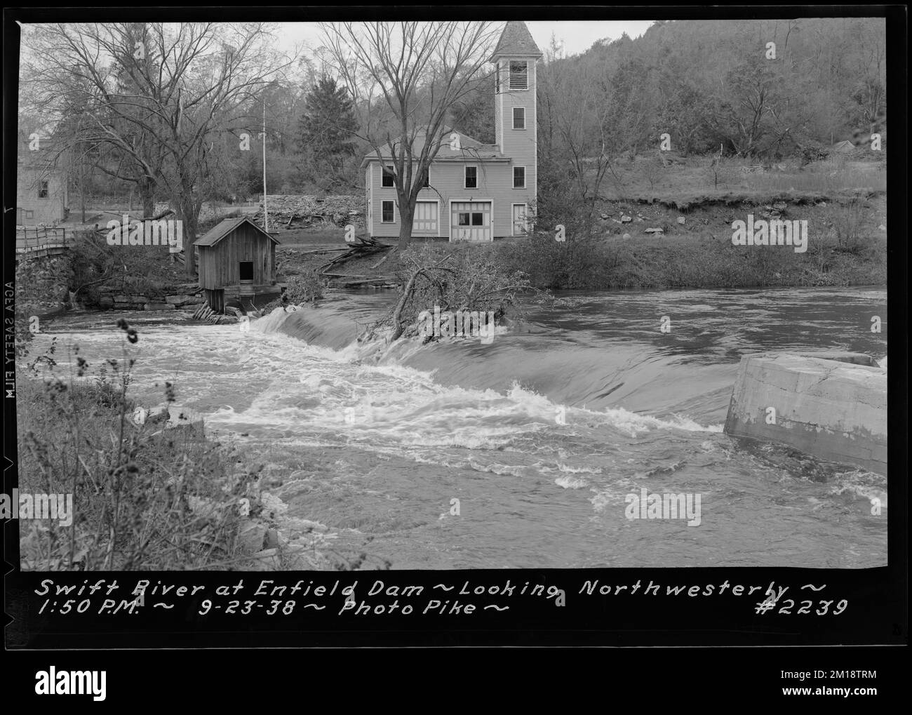 Swift River, foto alluvione, guardando a nord-ovest a Enfield Dam, Mass., 1:50:00 PM, 23 settembre 1938 , acquedotto, serbatoi strutture di distribuzione idrica, ingegneria, inondazioni eventi naturali Foto Stock