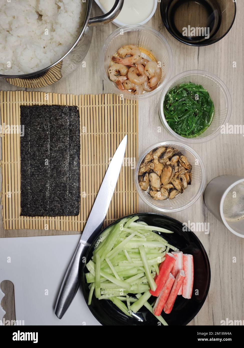 Ingredienti per preparare panini di sushi giapponesi sul tavolo Foto Stock
