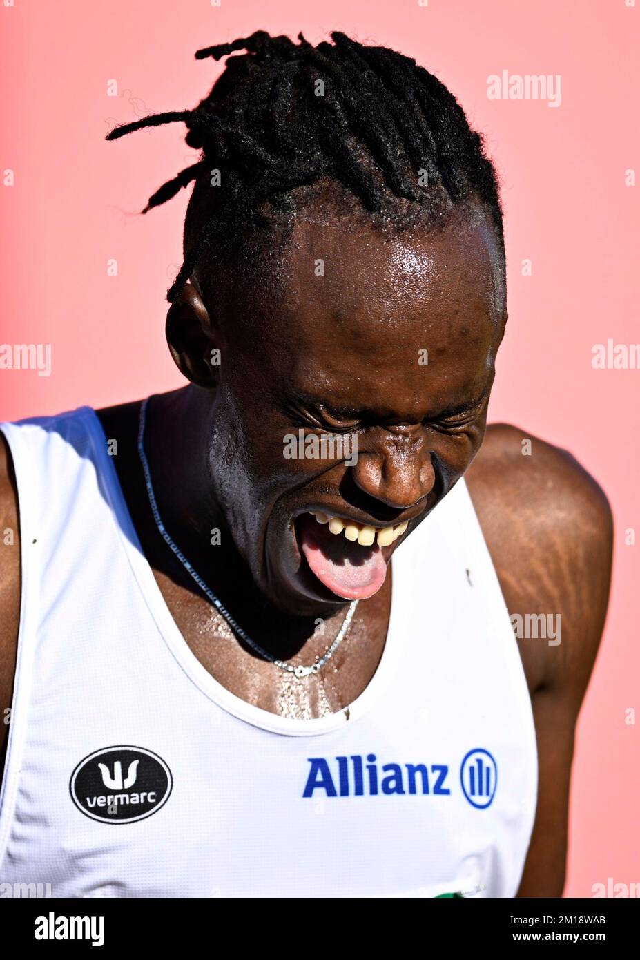 Piemonte, Italia. 11th Dec, 2022. Il belga Isaac Kimeli celebra la sua medaglia di bronzo alla gara maschile ai Campionati europei di fondo, in Piemonte, Italia, domenica 11 dicembre 2022. FOTO DI BELGA JASPER JACOBS Credit: Belga News Agency/Alamy Live News Foto Stock