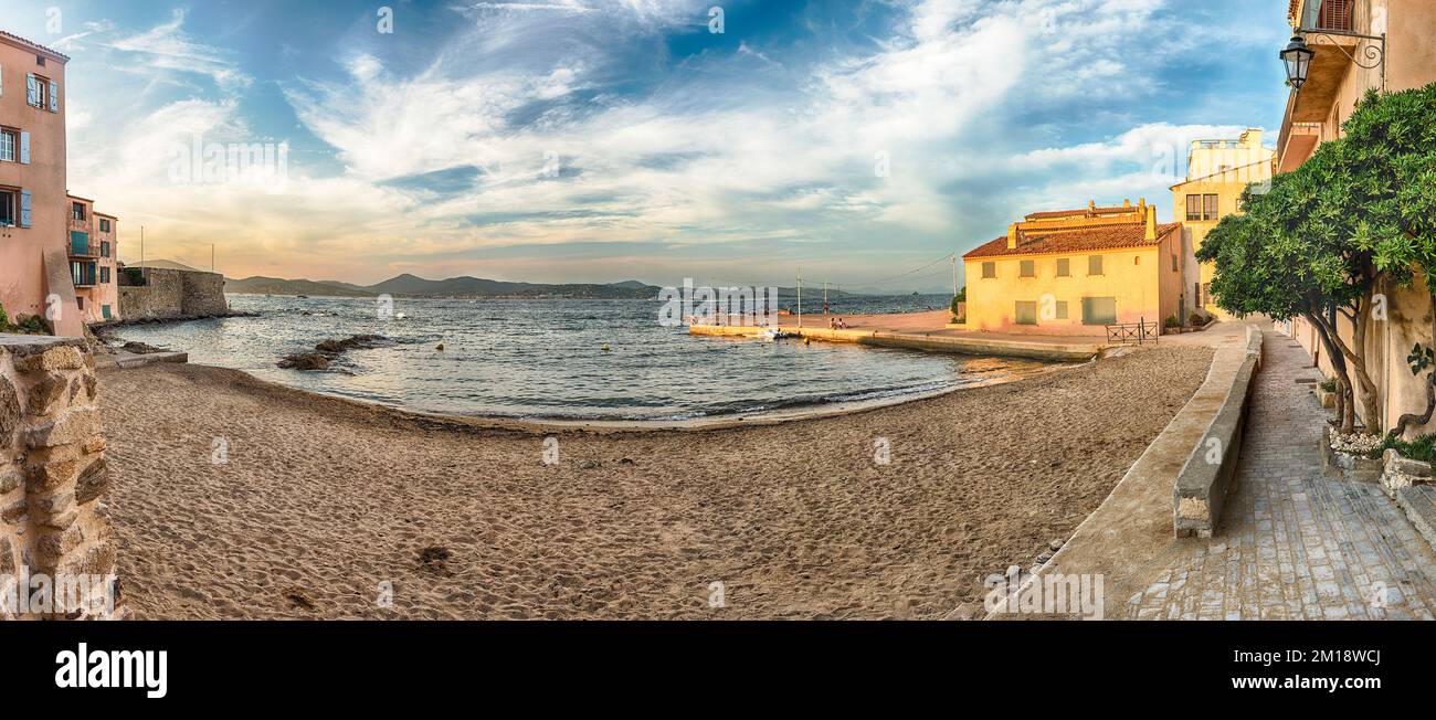 La pittoresca spiaggia la Ponche nel centro di Saint-Tropez, Costa Azzurra, Francia. La citta' e' un resort famoso in tutto il mondo per il jet set a europeo e americano Foto Stock