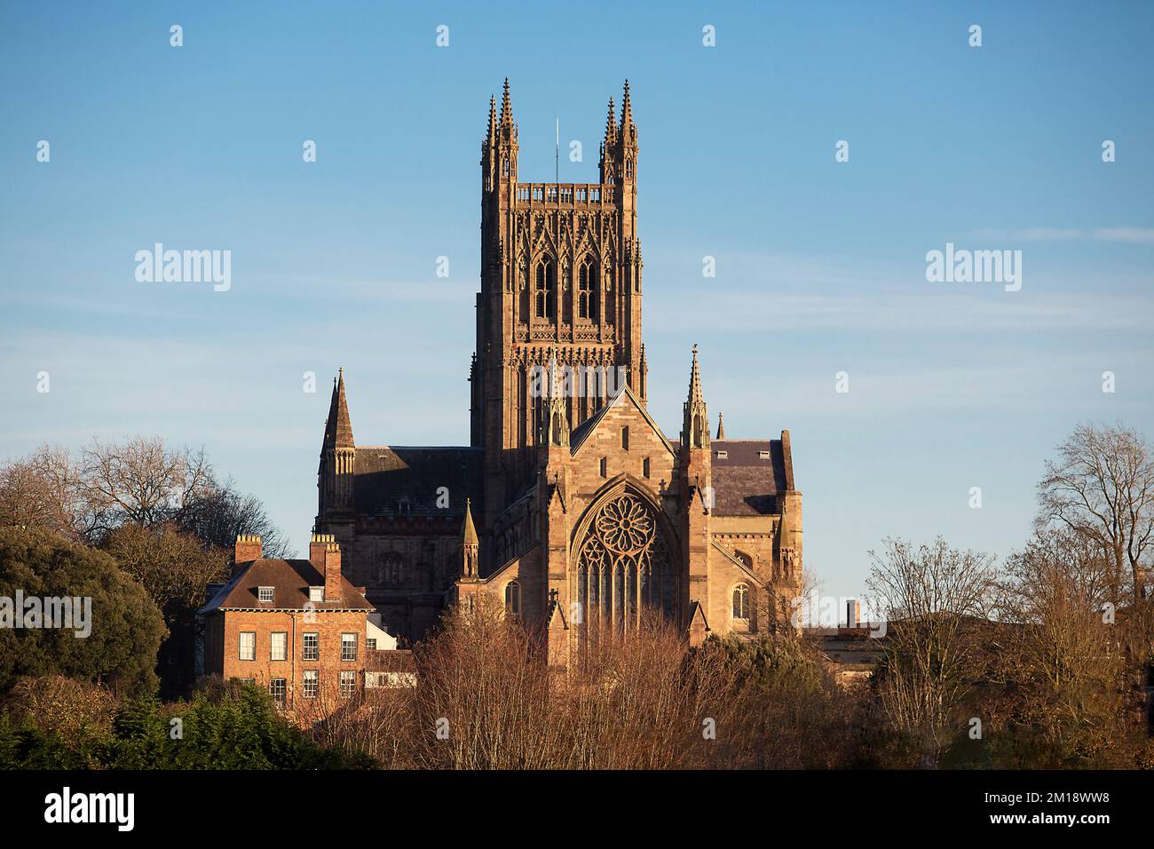 La magnifica Cattedrale di Worcester Anglicana sulle rive del fiume Severn, Inghilterra, è bagnata dal sole invernale. Foto Stock