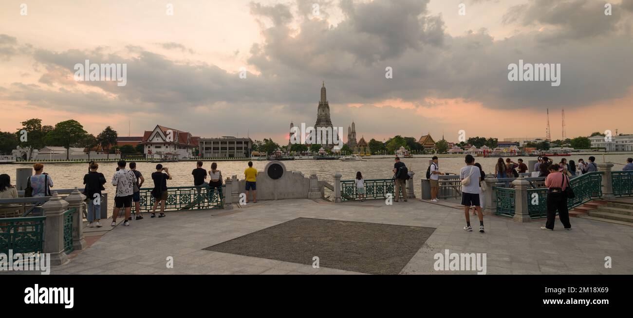 Bangkok, Thailandia. 11 novembre 2022; i turisti che scattano foto al tramonto a Wat Arun Ratchawaram Ratchawaramahawihan o al tempio di Wat Arun. Foto Stock