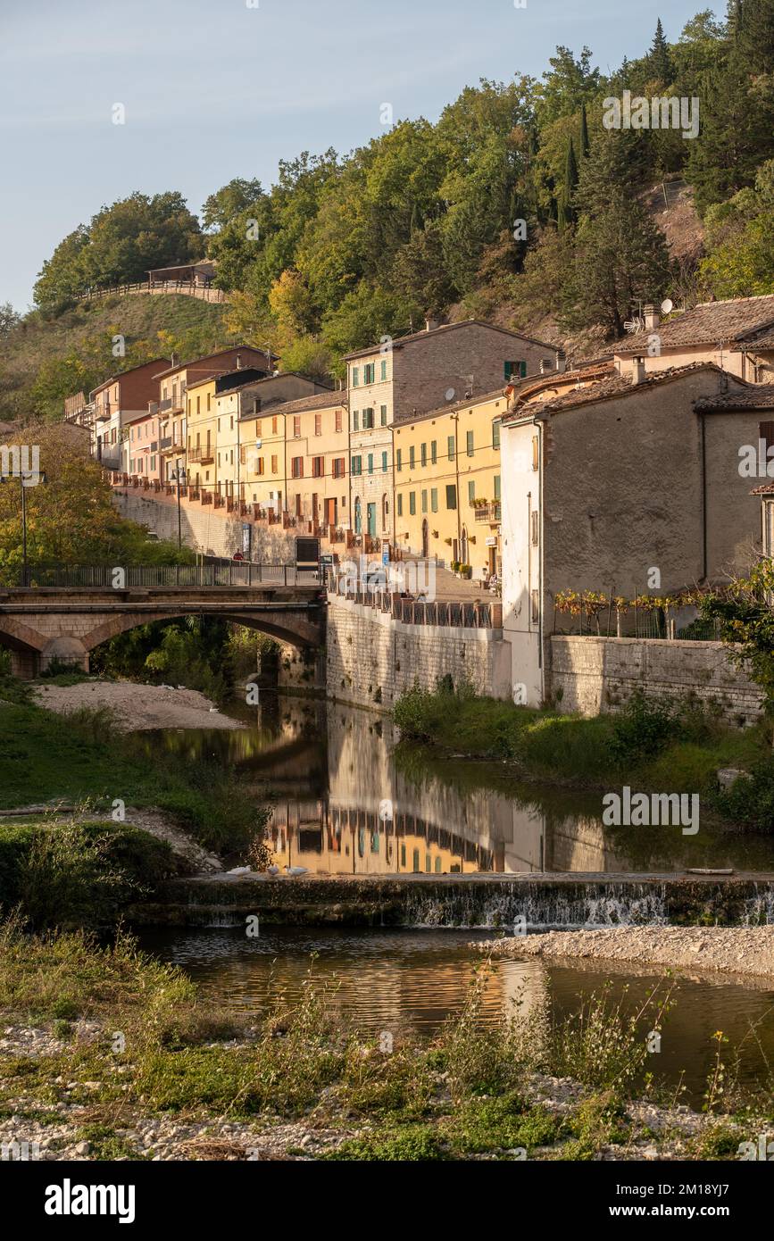 Veduta della città di Piobbico nelle Marche in Italia Foto Stock