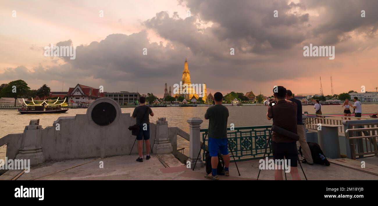 Bangkok, Thailandia. 11 novembre 2022; i turisti che scattano foto al tramonto a Wat Arun Ratchawaram Ratchawaramahawihan o al tempio di Wat Arun. Foto Stock