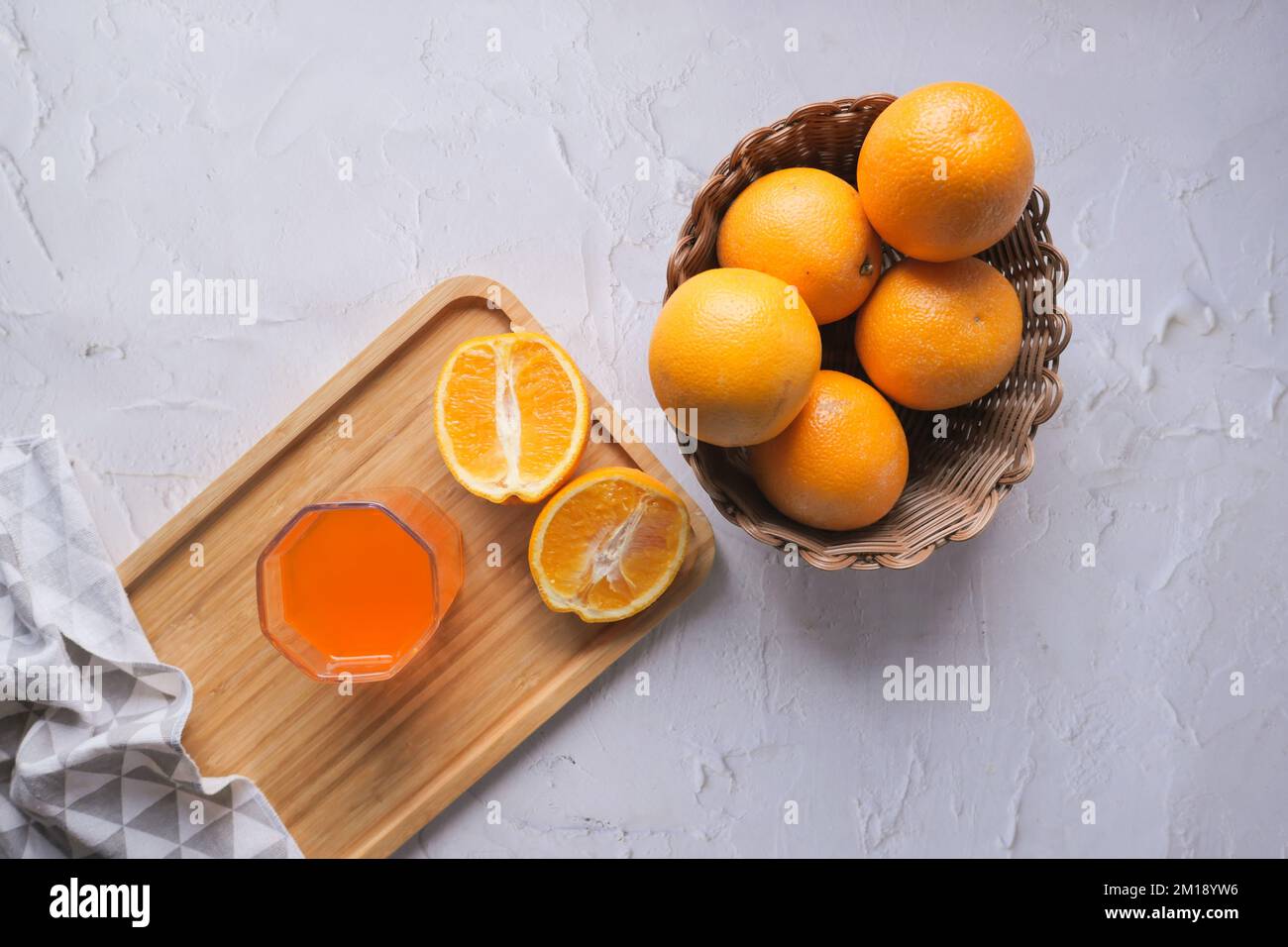 succo d'arancia in bicchiere e frutta in una ciotola sul tavolo Foto Stock