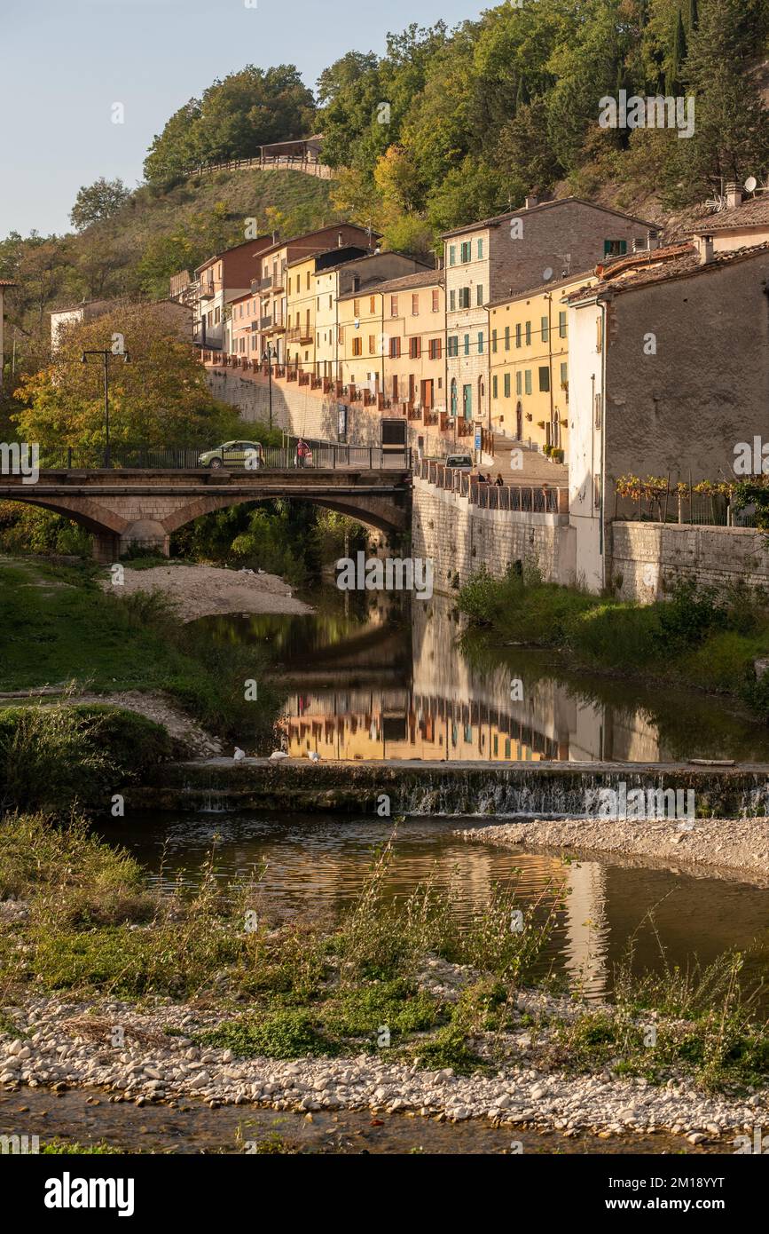 Veduta della città di Piobbico nelle Marche in Italia Foto Stock