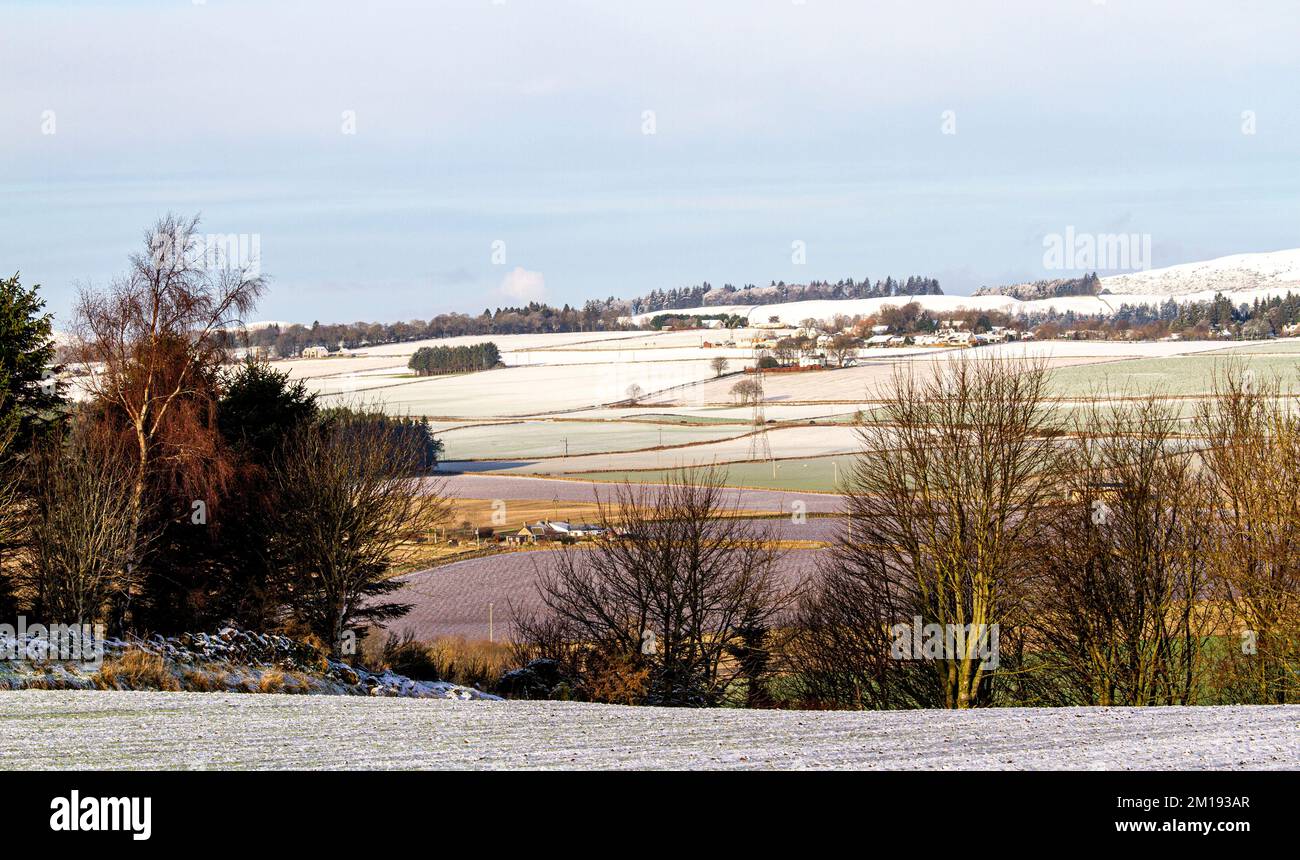 Dundee, Tayside, Scozia, Regno Unito. 11th Dec, 2022. UK Weather: Il nord-est della Scozia sta vivendo il sole di dicembre, con alti intorno a 3°C. Durante la notte, nevicate e brina a Tayside hanno causato un significativo accumulo di neve ghiacciata che copre le colline Sidlaw di Dundee e la campagna circostante. Credit: Dundee Photographics/Alamy Live News Foto Stock
