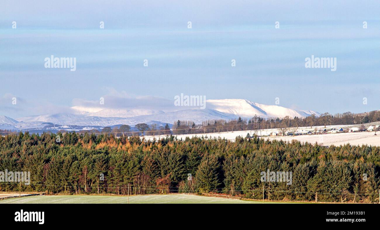 Dundee, Tayside, Scozia, Regno Unito. 11th Dec, 2022. UK Weather: Il nord-est della Scozia sta vivendo il sole di dicembre, con alti intorno a 3°C. Durante la notte, nevicate e brina a Tayside hanno causato un significativo accumulo di neve ghiacciata che copre le colline Sidlaw di Dundee e la campagna circostante. Credit: Dundee Photographics/Alamy Live News Foto Stock