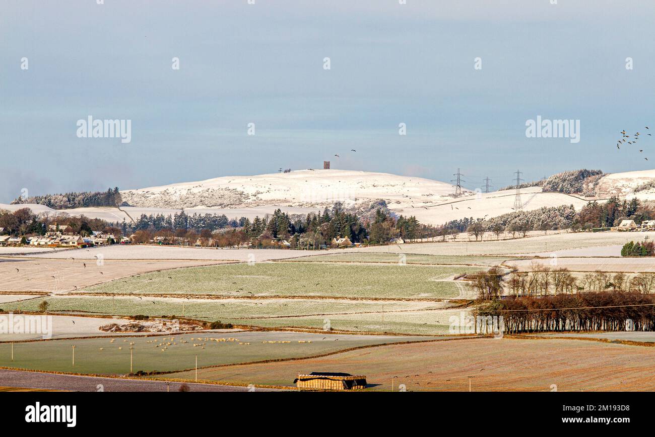 Dundee, Tayside, Scozia, Regno Unito. 11th Dec, 2022. UK Weather: Il nord-est della Scozia sta vivendo il sole di dicembre, con alti intorno a 3°C. Durante la notte, nevicate e brina a Tayside hanno causato un significativo accumulo di neve ghiacciata che copre le colline Sidlaw di Dundee e la campagna circostante. Credit: Dundee Photographics/Alamy Live News Foto Stock