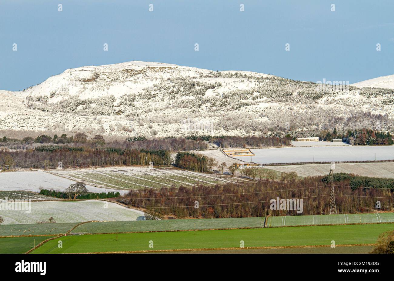 Dundee, Tayside, Scozia, Regno Unito. 11th Dec, 2022. UK Weather: Il nord-est della Scozia sta vivendo il sole di dicembre, con alti intorno a 3°C. Durante la notte, nevicate e brina a Tayside hanno causato un significativo accumulo di neve ghiacciata che copre le colline Sidlaw di Dundee e la campagna circostante. Credit: Dundee Photographics/Alamy Live News Foto Stock