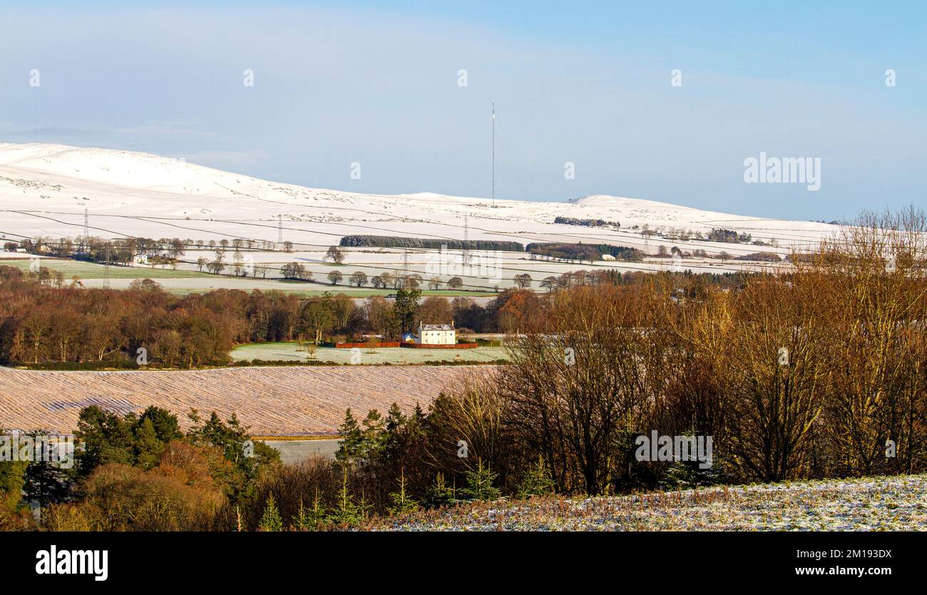 Dundee, Tayside, Scozia, Regno Unito. 11th Dec, 2022. UK Weather: Il nord-est della Scozia sta vivendo il sole di dicembre, con alti intorno a 3°C. Durante la notte, nevicate e brina a Tayside hanno causato un significativo accumulo di neve ghiacciata che copre le colline Sidlaw di Dundee e la campagna circostante. Credit: Dundee Photographics/Alamy Live News Foto Stock