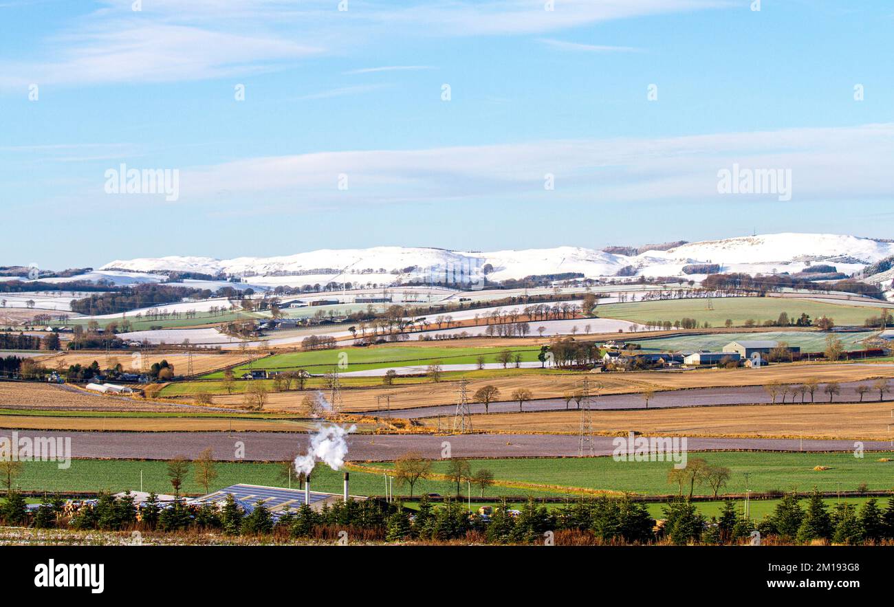 Dundee, Tayside, Scozia, Regno Unito. 11th Dec, 2022. UK Weather: Il nord-est della Scozia sta vivendo il sole di dicembre, con alti intorno a 3°C. Durante la notte, nevicate e brina a Tayside hanno causato un significativo accumulo di neve ghiacciata che copre le colline Sidlaw di Dundee e la campagna circostante. Credit: Dundee Photographics/Alamy Live News Foto Stock