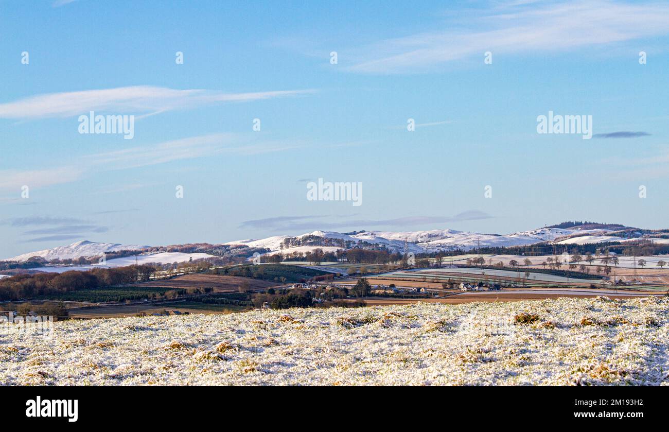 Dundee, Tayside, Scozia, Regno Unito. 11th Dec, 2022. UK Weather: Il nord-est della Scozia sta vivendo il sole di dicembre, con alti intorno a 3°C. Durante la notte, nevicate e brina a Tayside hanno causato un significativo accumulo di neve ghiacciata che copre le colline Sidlaw di Dundee e la campagna circostante. Credit: Dundee Photographics/Alamy Live News Foto Stock