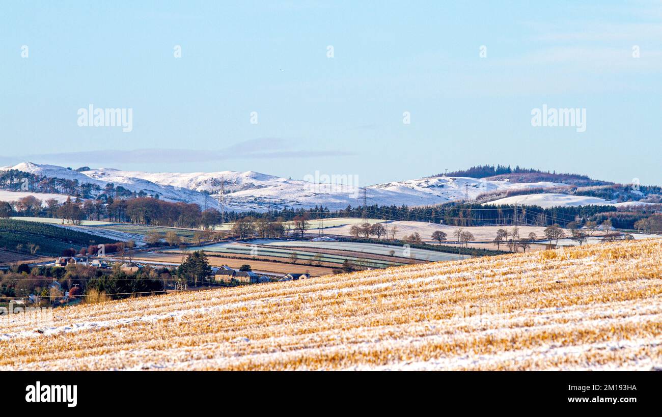 Dundee, Tayside, Scozia, Regno Unito. 11th Dec, 2022. UK Weather: Il nord-est della Scozia sta vivendo il sole di dicembre, con alti intorno a 3°C. Durante la notte, nevicate e brina a Tayside hanno causato un significativo accumulo di neve ghiacciata che copre le colline Sidlaw di Dundee e la campagna circostante. Credit: Dundee Photographics/Alamy Live News Foto Stock