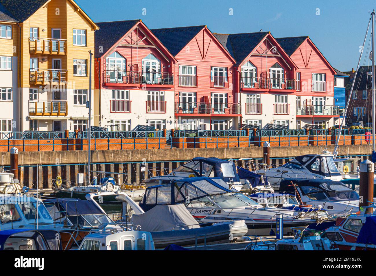 Exmouth marina nella contea di Devon, Regno Unito circondato da edifici di appartamenti colorati Foto Stock