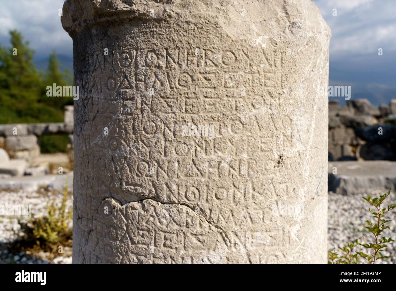 Antiche iscrizioni greche scolpite sulla pietra delle antiche rovine di un'antica città greca. Foto di alta qualità Foto Stock