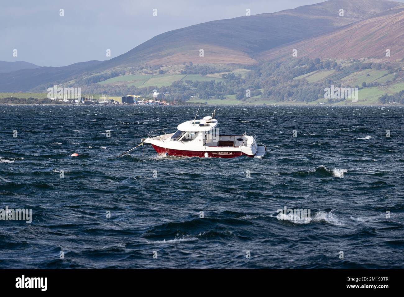 Piccola barca sull'acqua increspata Rothesay Scozia Foto Stock