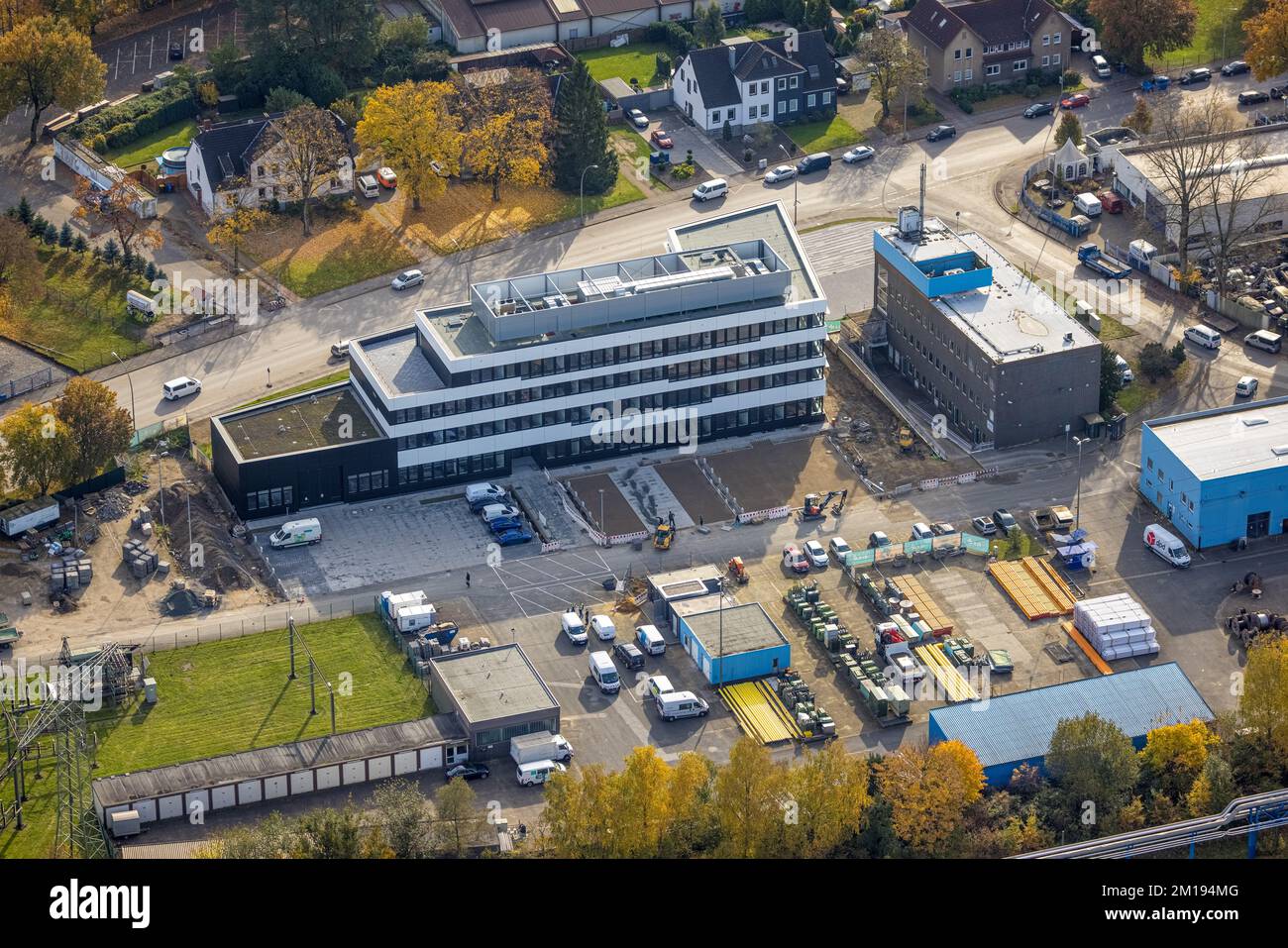 Vista aerea, nuova costruzione dell'edificio amministrativo ELE Verteilnetz GmbH a Gladbeck, nella regione della Ruhr, nella Renania settentrionale-Vestfalia, in Germania, DE, Energia Foto Stock
