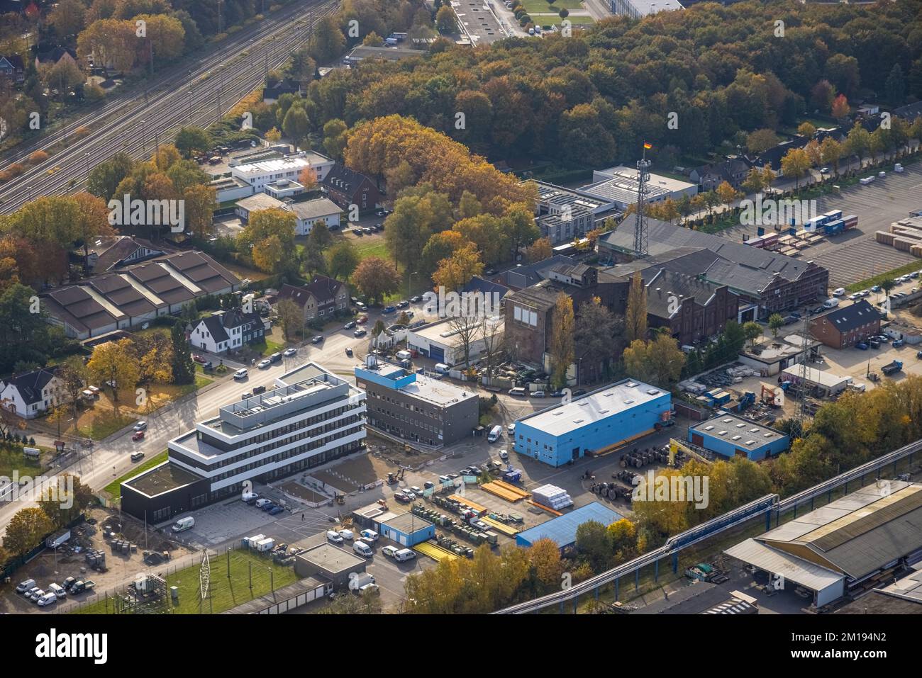 Vista aerea, nuova costruzione dell'edificio amministrativo ELE Verteilnetz GmbH a Gladbeck, nella regione della Ruhr, nella Renania settentrionale-Vestfalia, in Germania, DE, Energia Foto Stock