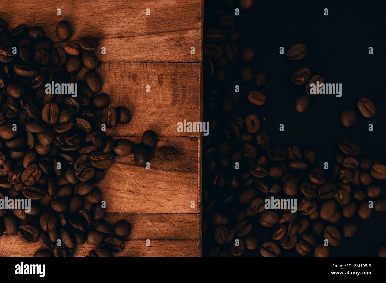 Chicchi di caffè per logo e social media. giornata internazionale del caffè. Foto Stock