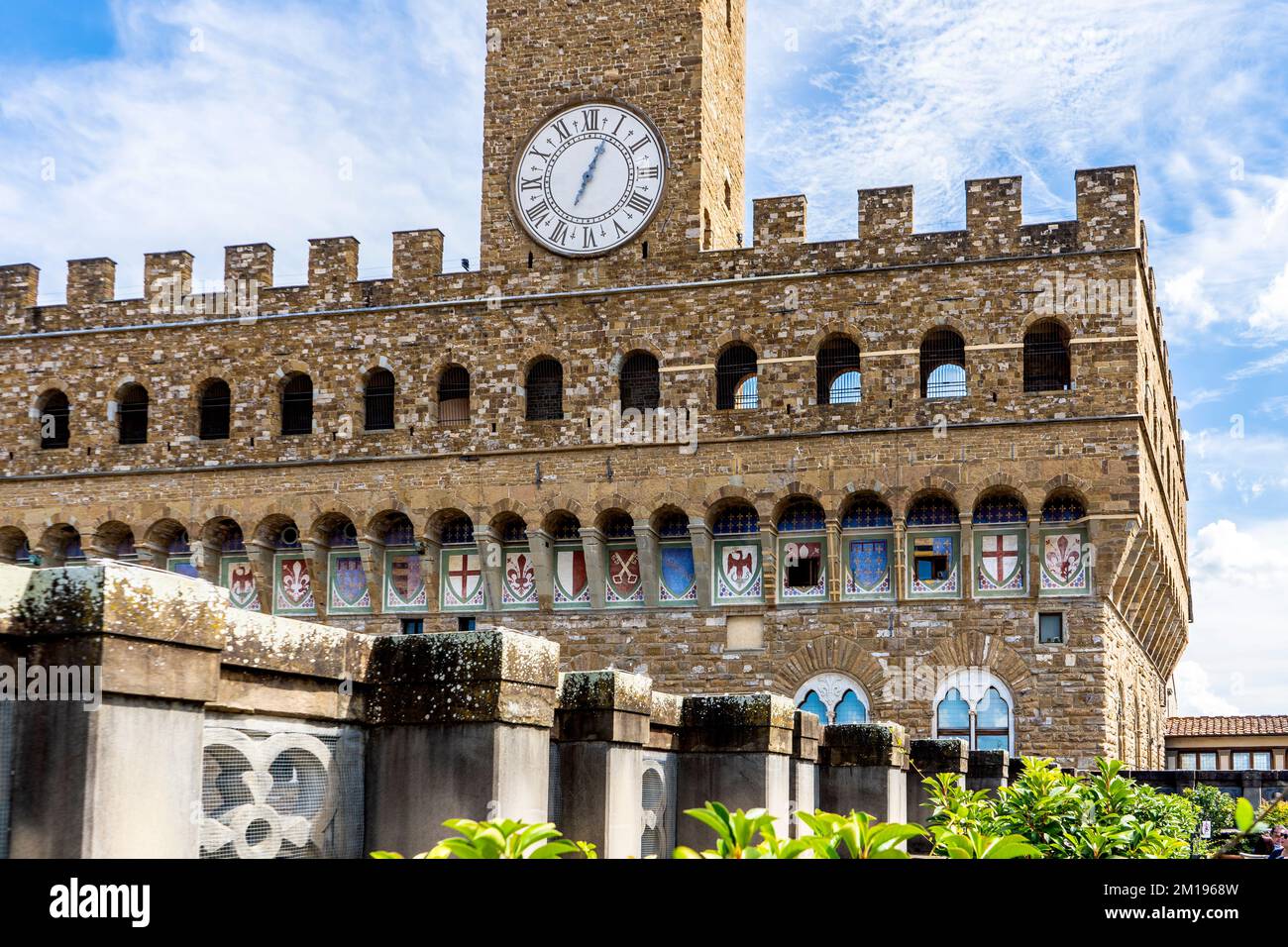 Stemmi nella facciata di Palazzo Vecchio con giglio rosso fiorentino, visto dalla terrazza della Galleria degli Uffizi, centro di Firenze, Toscana, Italia Foto Stock