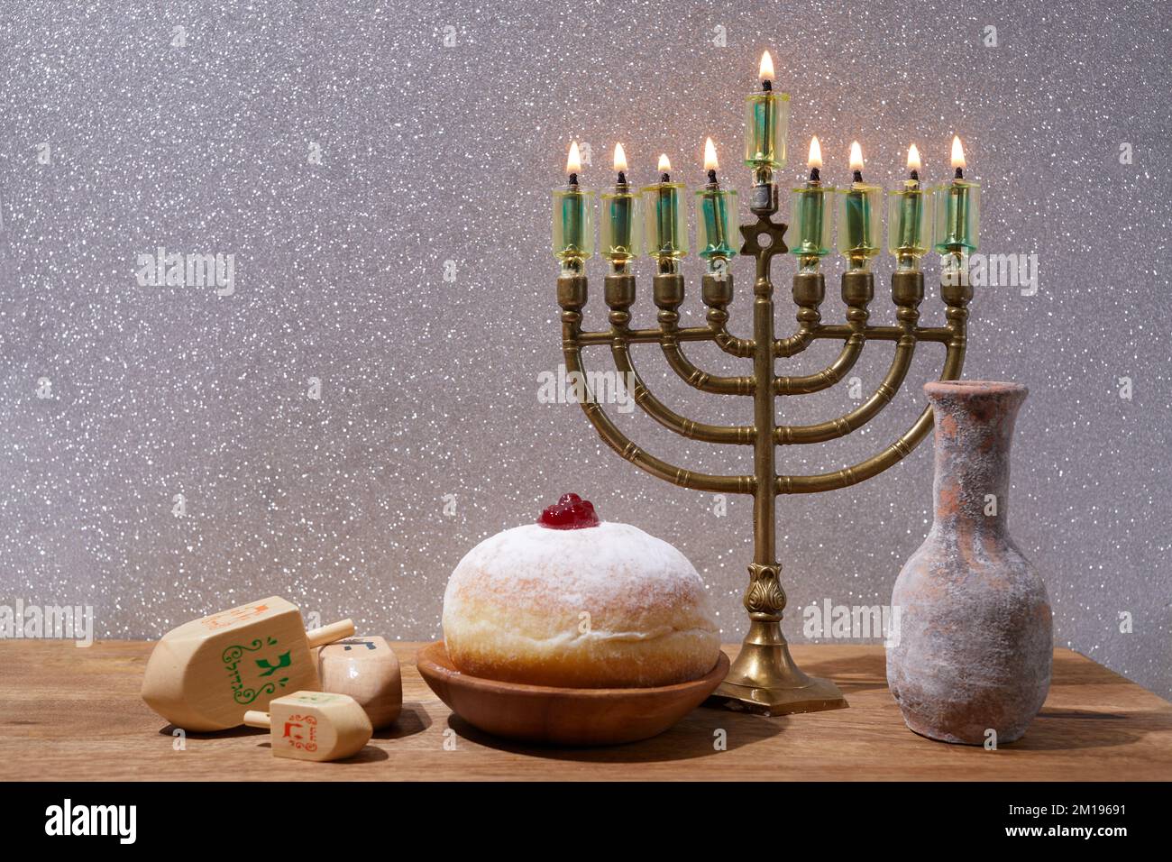 Vacanza ebraica Hanukkah sfondo con menorah e sognare con le lettere Gimel e Nun. Foto Stock