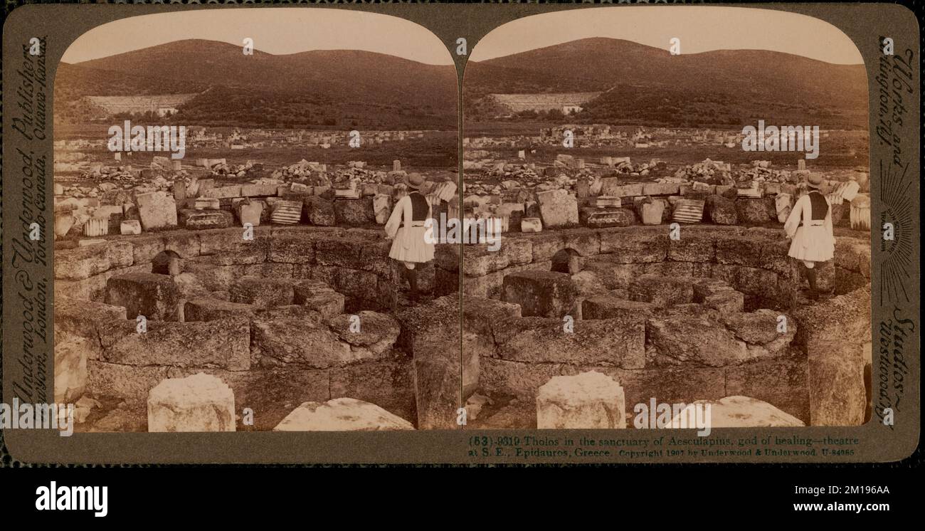 Tholos nel santuario di Aesculapius, dio della guarigione - teatro a S.E., Epidauros, Grecia, templi greci, siti archeologici, Tholos Epidauro, Santuario di Asclepio Epidauro. Collezione Nicholas Catsimpoolas Foto Stock