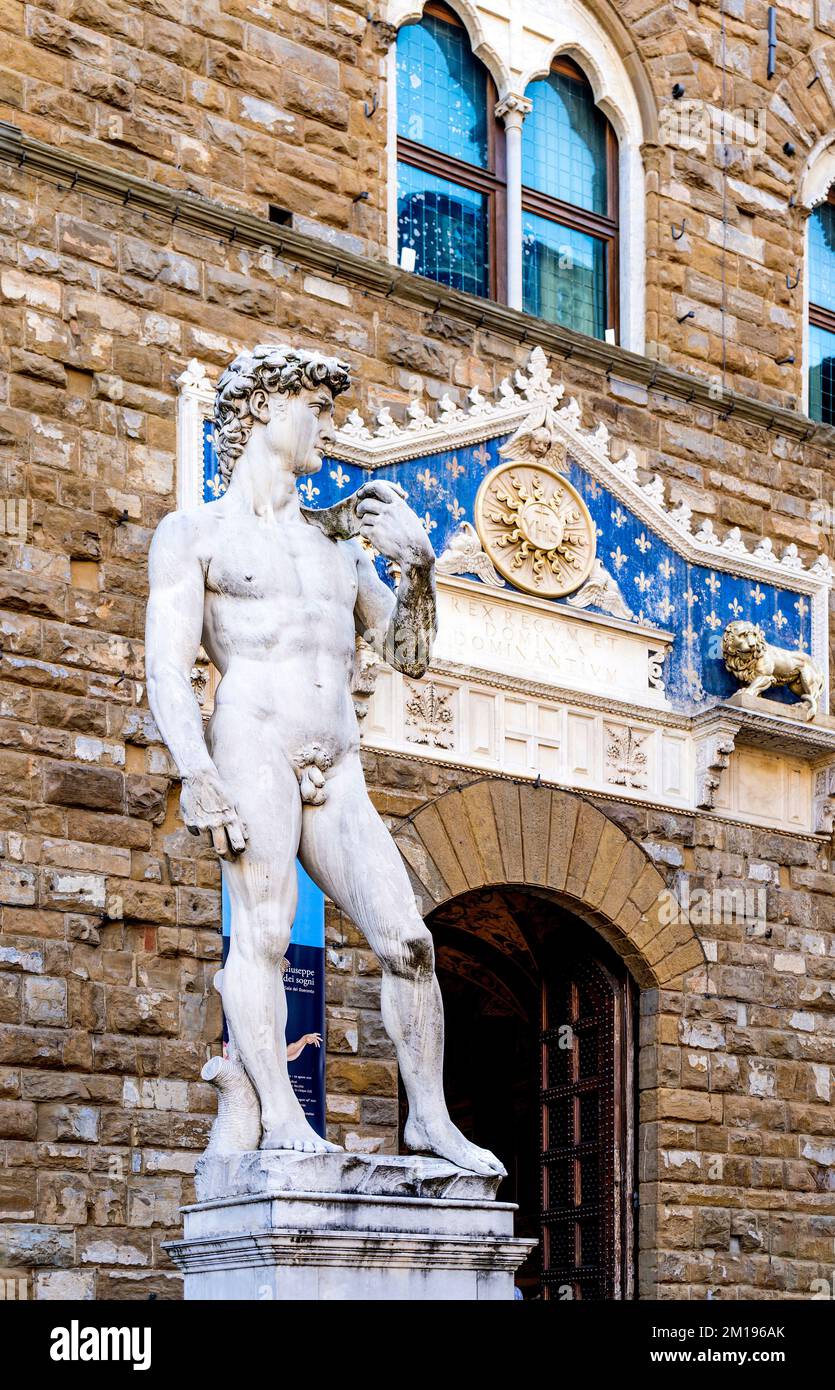 La replica in marmo del David di Michelangelo in Piazza della Signoria di fronte a Palazzo Vecchio, centro di Firenze, Toscana, Italia Foto Stock