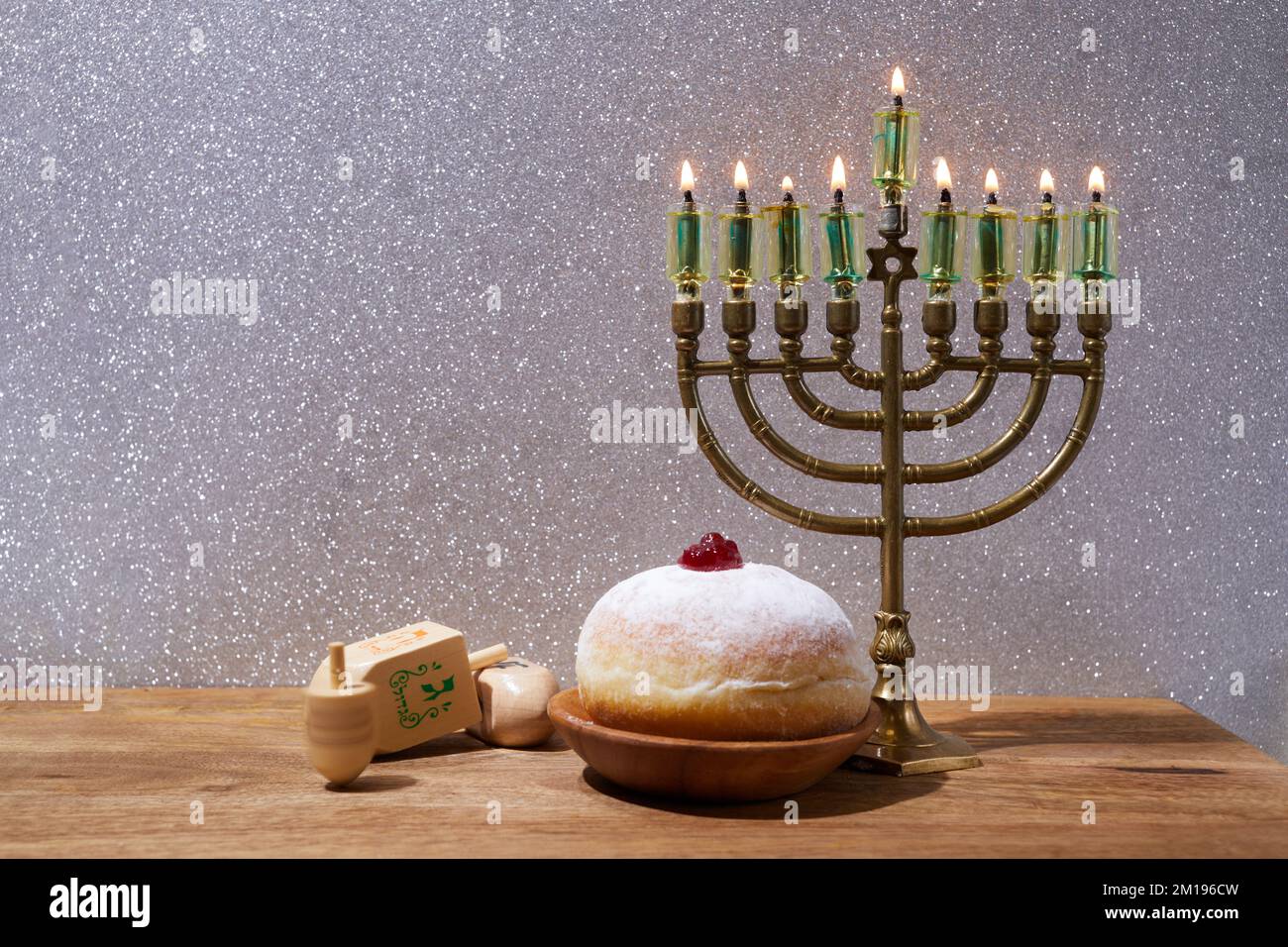 Vacanza ebraica Hanukkah sfondo con menorah e sognare con le lettere Gimel e Nun. Foto Stock