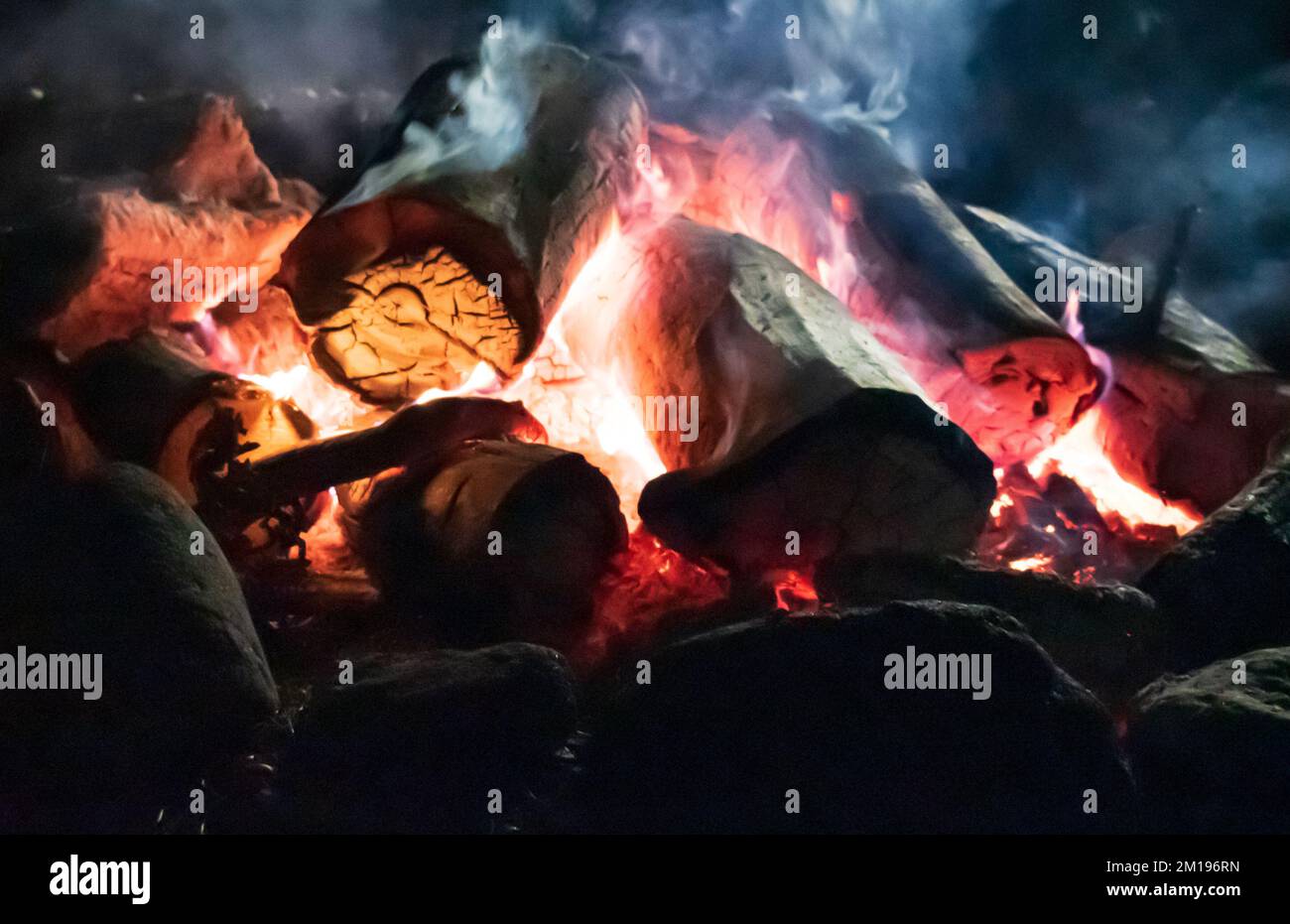 Fuoco incandescente con fumo di curling Foto Stock