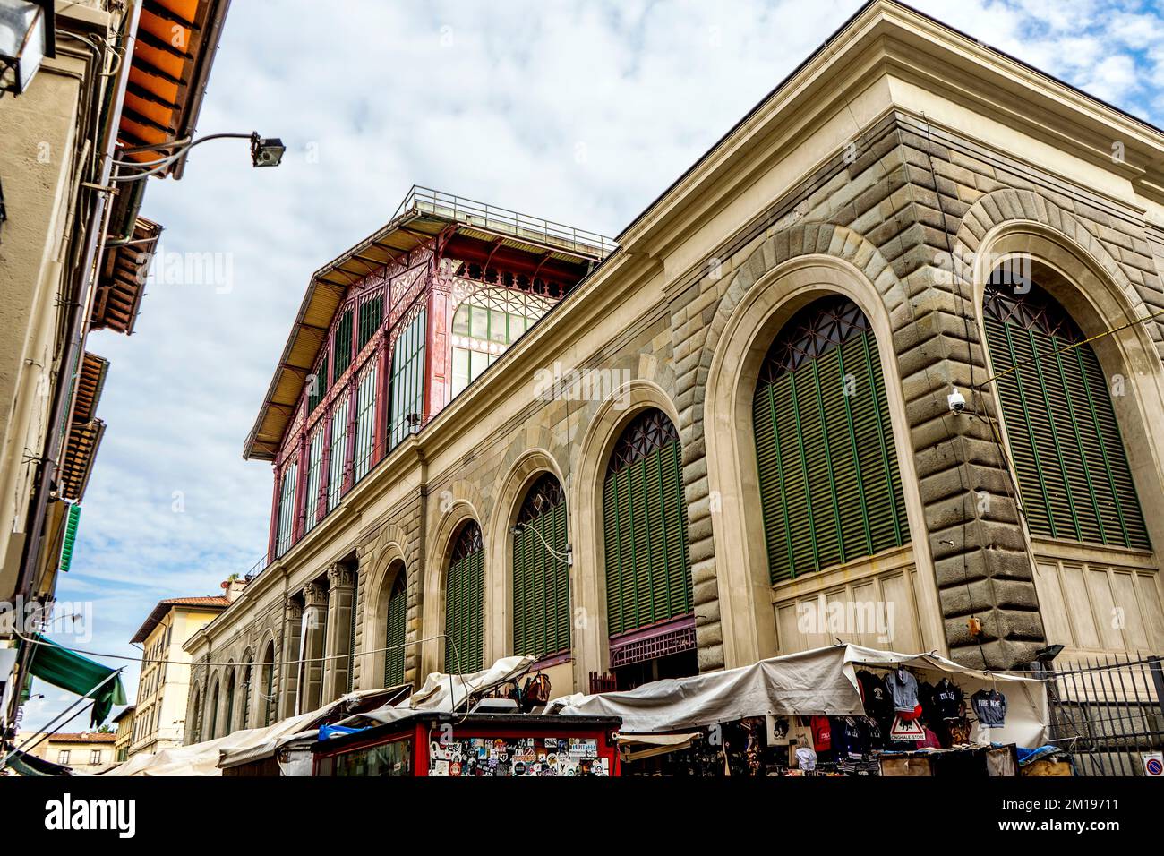 Mercato Centrale nel centro di Firenze, regione Toscana, Italia, costruito alla fine del 19th ° secolo, con frutta, verdura, carne, pesce e altri stand alimentari Foto Stock