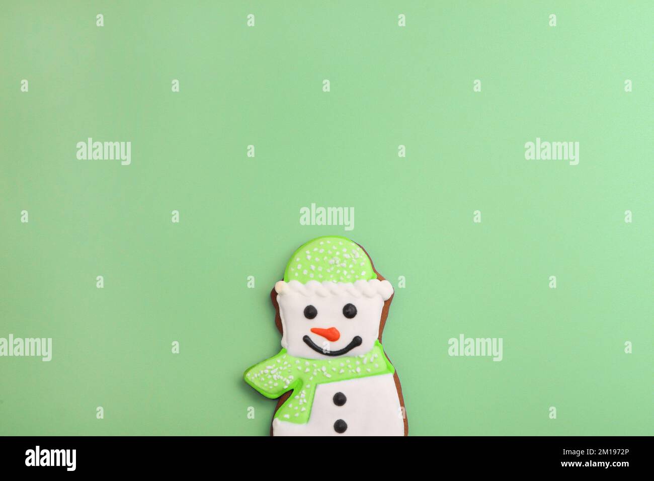 pan di zenzero snowman su sfondo verde. Biscotto felice di Natale. decorazione dolce sorridente Foto Stock