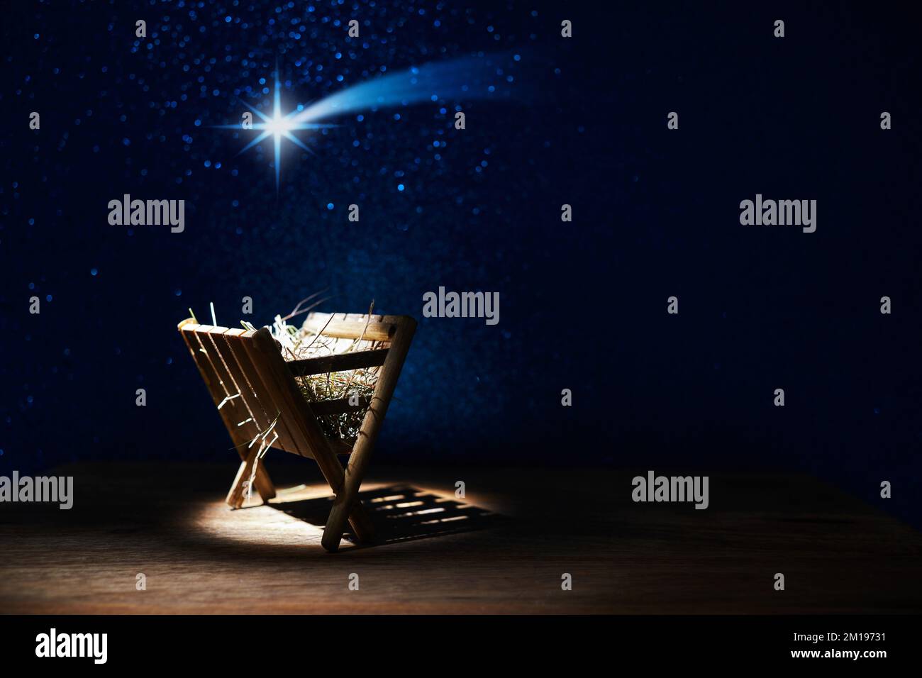 Natività di Gesù, mangiatoia vuota di notte con luci luminose. Foto Stock