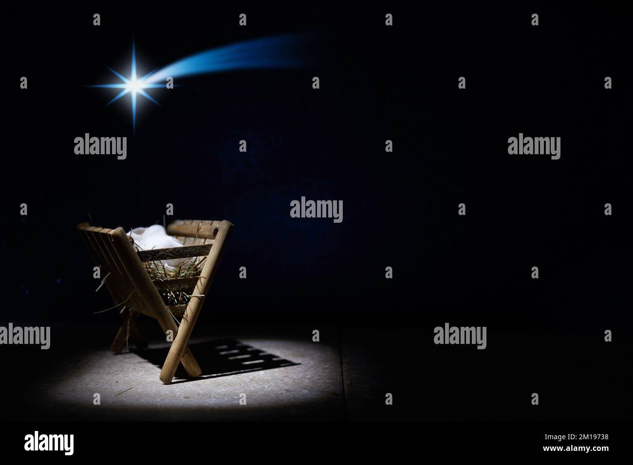 Natività di Gesù, mangiatoia vuota di notte con luci luminose. Foto Stock