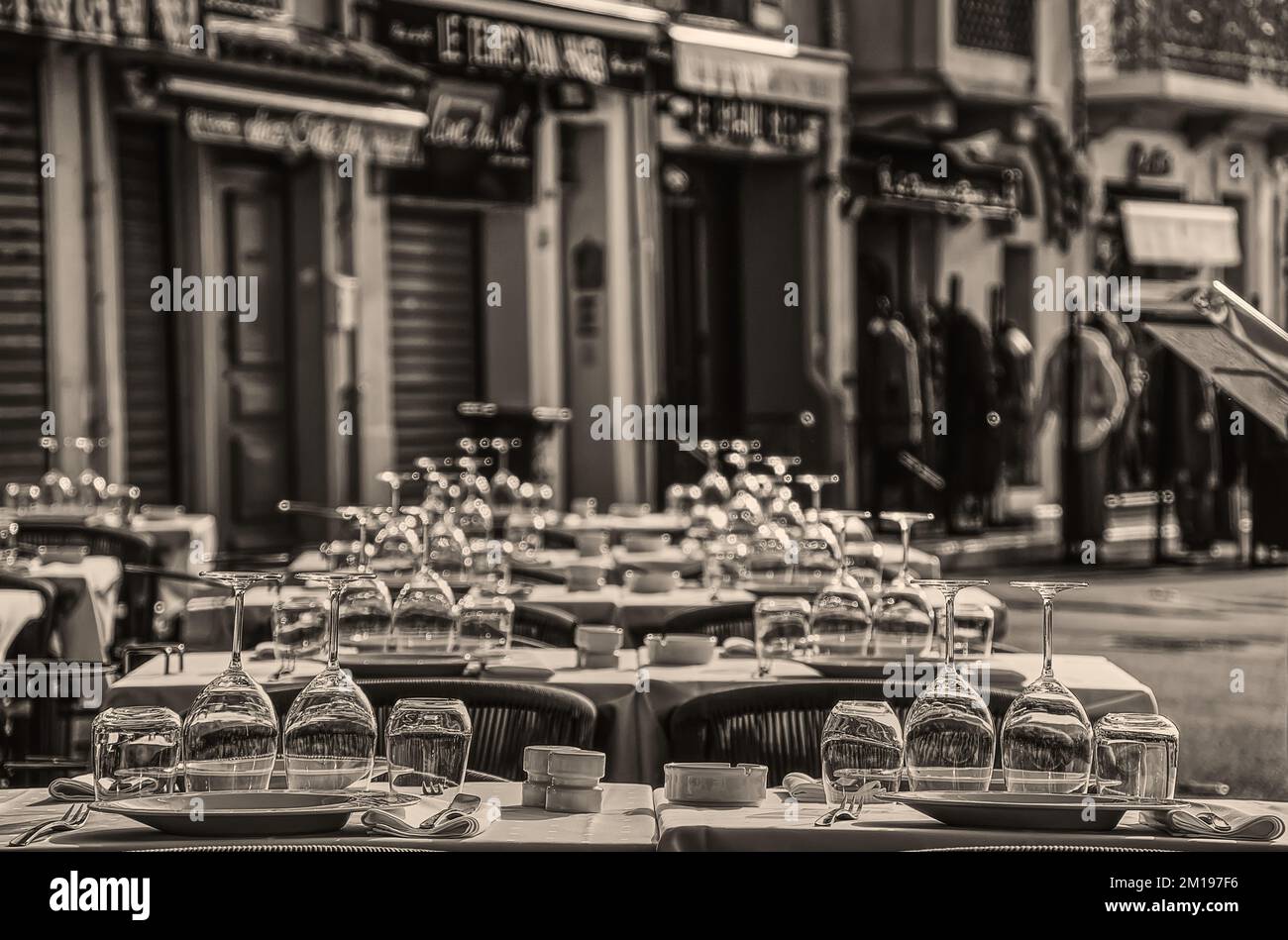 Ora di pranzo in un ristorante francese sulla banchina Foto Stock
