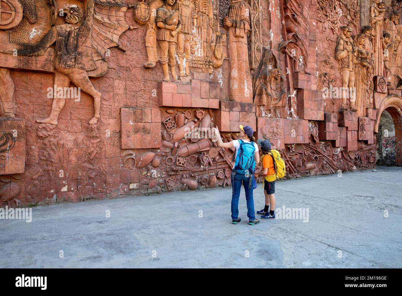 Madre e figlio in vacanza, guardando la facciata del mercato ornato nella parte vecchia di Kutaisi in Georgia Foto Stock