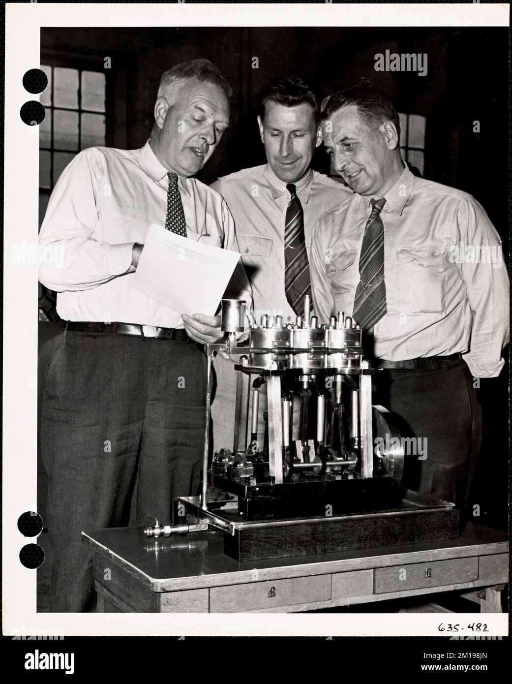 Tre uomini che rivedono Macintosh-Seymour Marine Steam Engine, Armores, Ordnance Industry, Machinery, Watertown Arsenal Mass.. Record degli Stati Uniti Esercito operativo Foto Stock