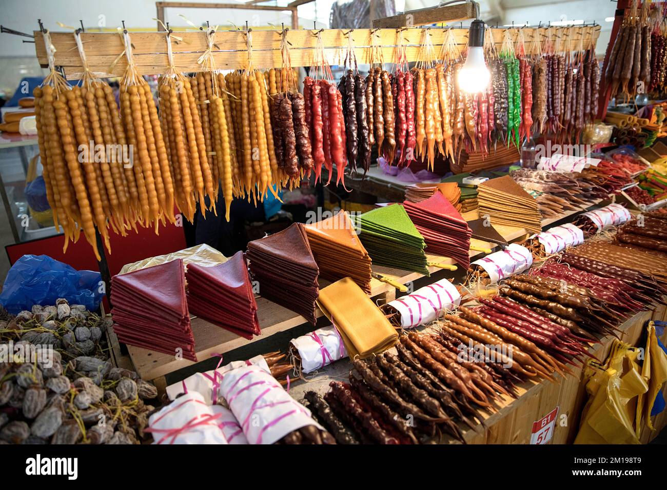Mercato stallo nel mercato di Kutaisi che vende Churchkhela, una caramella dalla Georgia Foto Stock