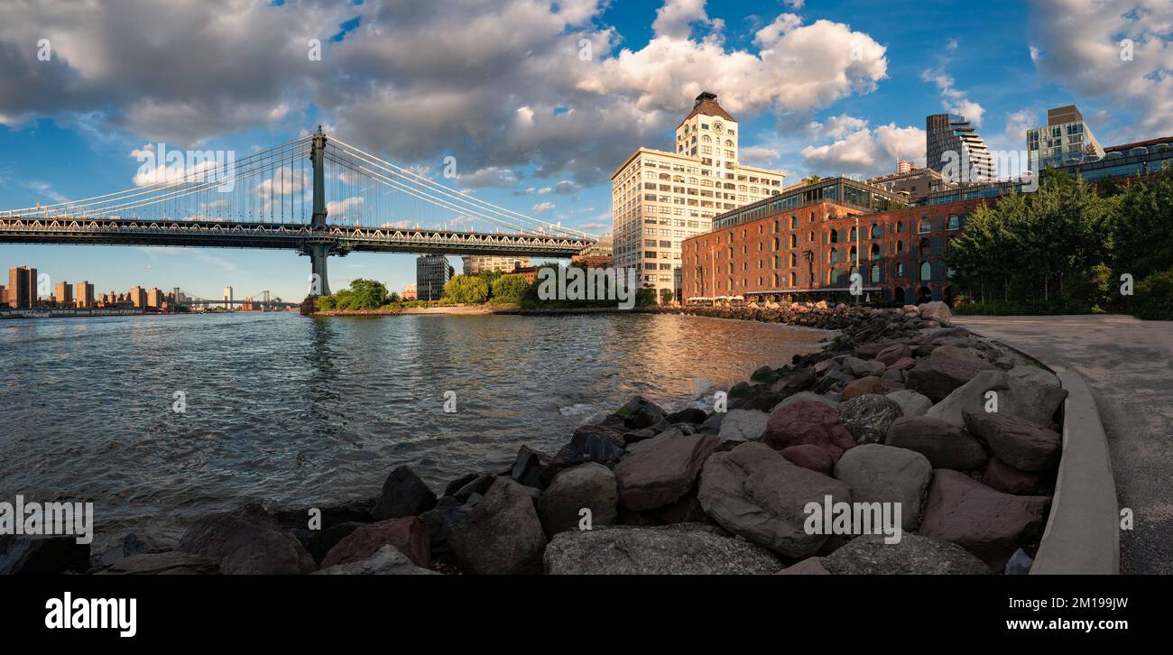 DUMBO quartiere di Brooklyn New York. Vista del Manhattan Bridge, di Pebble Beach e del Main Street Park in estate Foto Stock