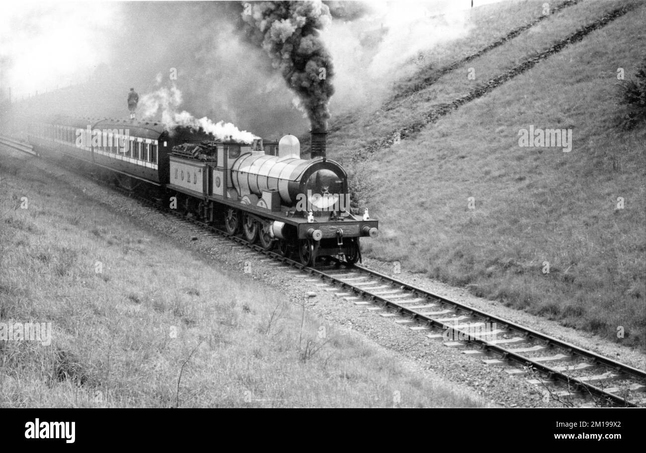 Location Filming in England of Train Sequence con The Stunt Double for TERRY-THOMAS per QUEI MAGNIFICI UOMINI NELLE LORO MACCHINE VOLANTI 1965 regista KEN ANNAKIN musica Ron Goodwin costume design Osbert Lancaster Twentieth Century Fox Productions Foto Stock