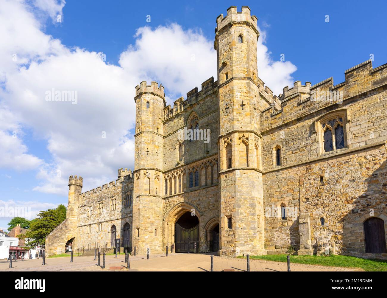 Battle East Sussex North Face of Battle Abbey Grande casa di guardia costruita nel 1338 e la sua adiacente parete di zona Battle Abbey East Sussex Inghilterra UK GB Europa Foto Stock