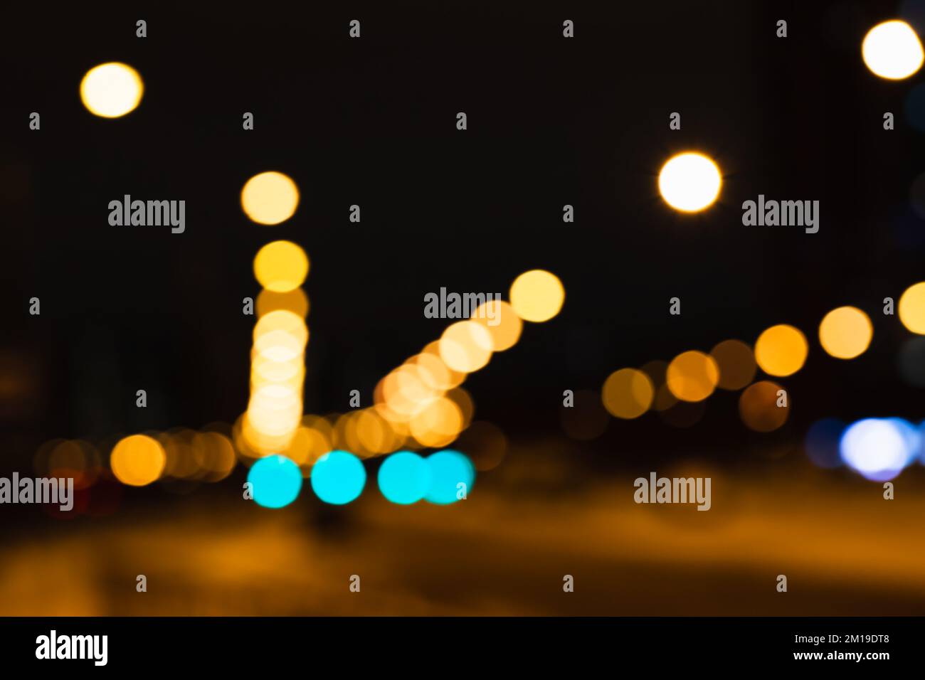 Luci di strada sfocate di notte, foto astratta di sfondo sfocata con effetto ottico bokeh Foto Stock