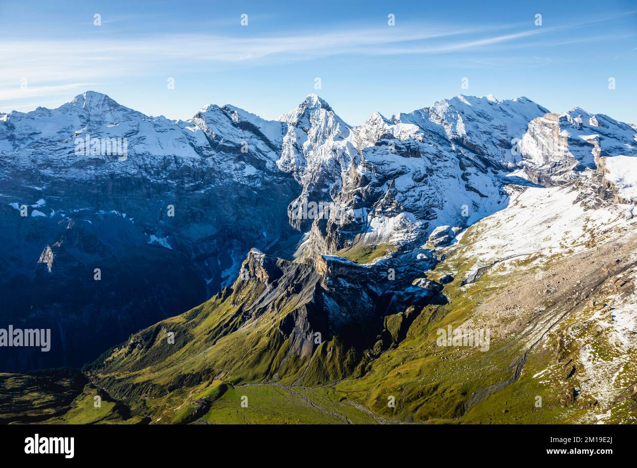 Cima dello Schilthorn e vista sulle alpi Svizzere di Breithorn e Bernese, Svizzera Foto Stock