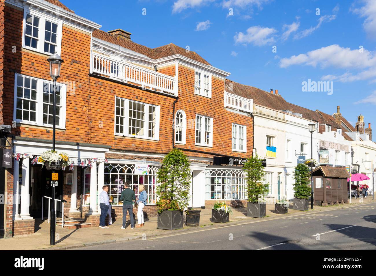 Battle East Sussex Battle Memorial Hall parte di Langton Hall e negozi su Battle High Street Battle East Sussex Inghilterra UK GB Europe Foto Stock