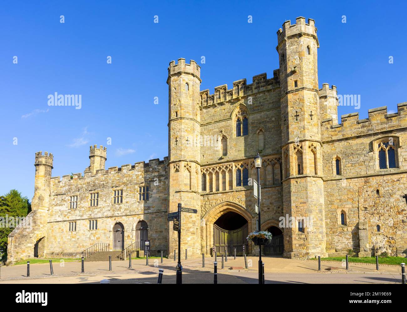 Battle Abbey East Sussex North Face of Battle Abbey grande portineria costruita nel 1338 e il suo adiacente muro di recinzione Battle Sussex England UK GB Europe Foto Stock