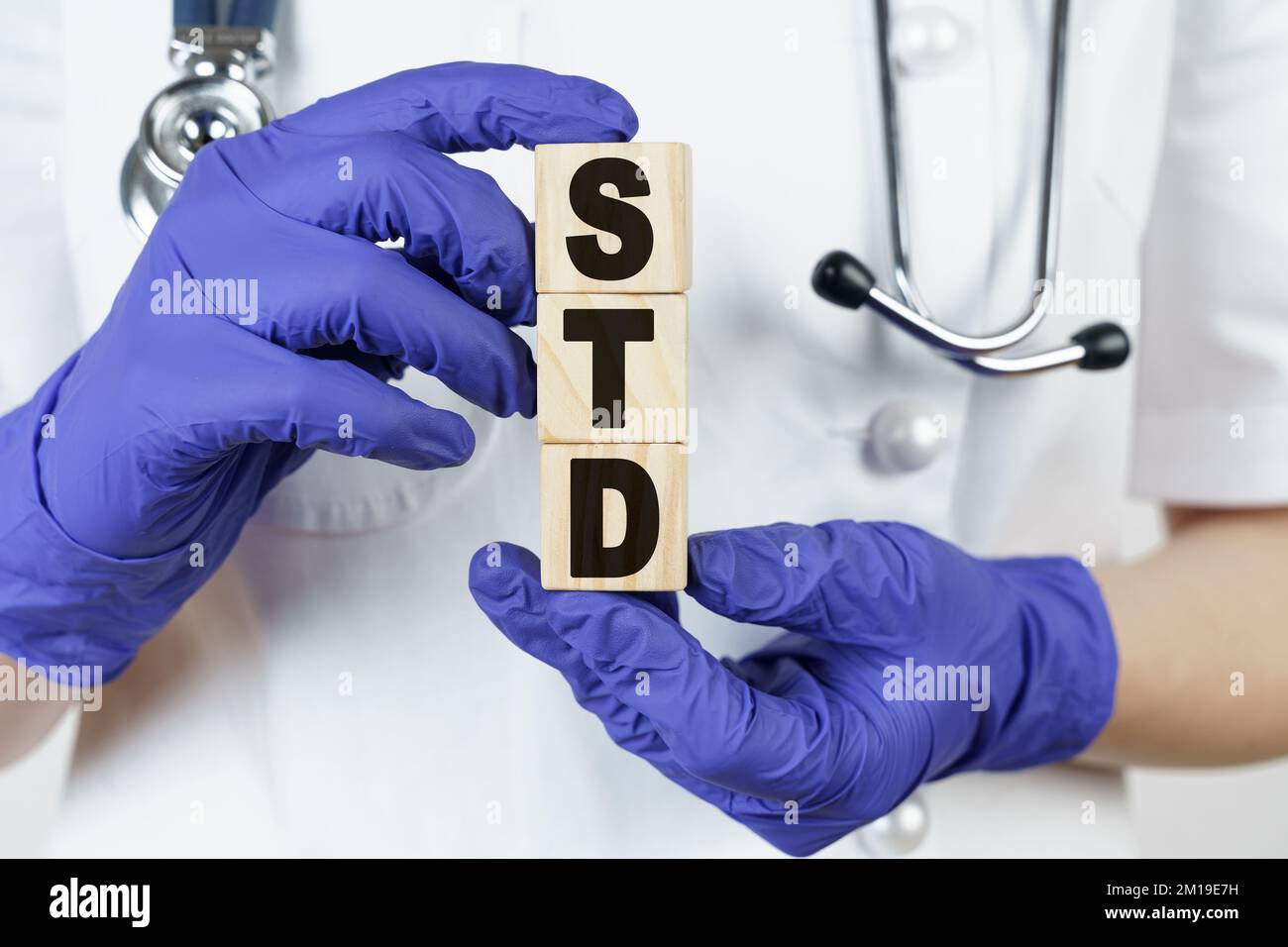 Medicina e concetto di salute. Il medico tiene i cubi nelle sue mani su cui è scritto - STD. Malattie sessualmente trasmissibili Foto Stock