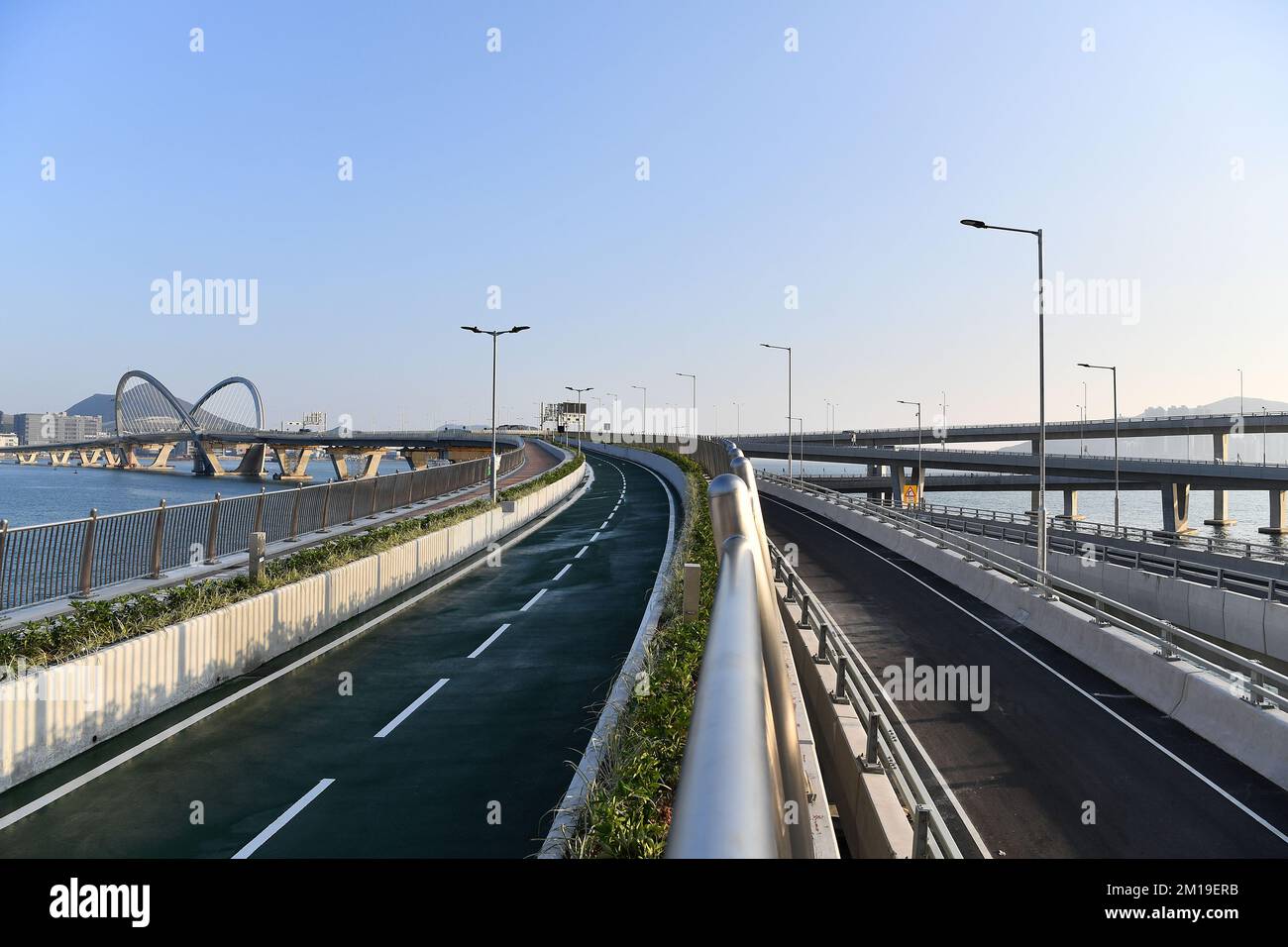 Hong Kong. 8th Dec, 2022. Questa foto scattata il 8 dicembre 2022 mostra il ponte Tseung Kwan o Cross Bay Bridge a Hong Kong, Cina meridionale. PER ANDARE CON 'Hong Kong's Tseung Kwan o Cross Bay Bridge apre al traffico' credito: Chen Duo/Xinhua/Alamy Live News Foto Stock