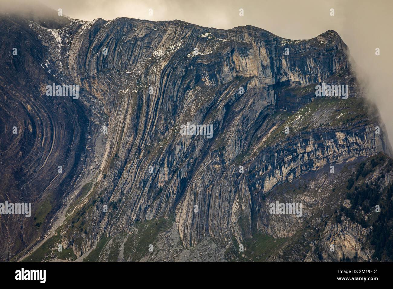 Formazione rocciosa al Monte Pilatus in una nuvolosa giornata estiva, alpi svizzere Foto Stock
